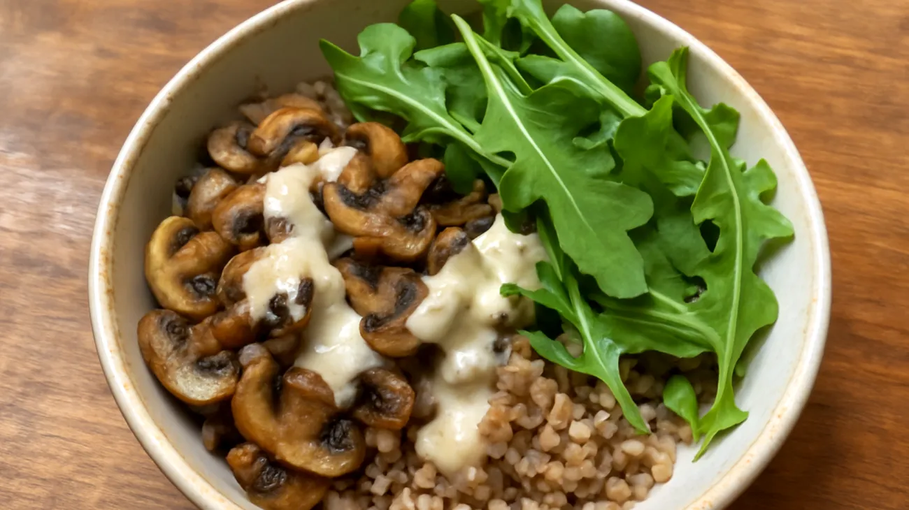 Buchweizen-Pilz-Bowl mit Tahini-Dressing"