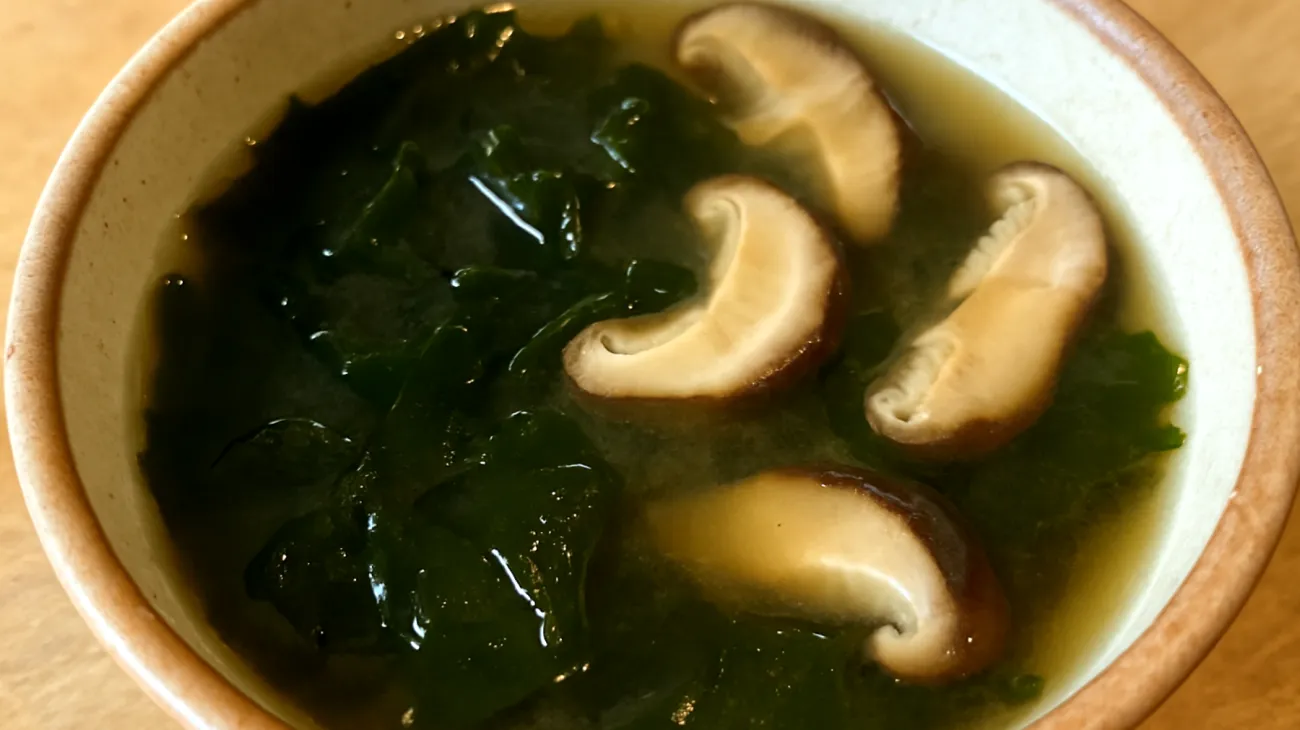 Miso-Suppe mit Wakame-Algen und Shiitake-Pilzen"