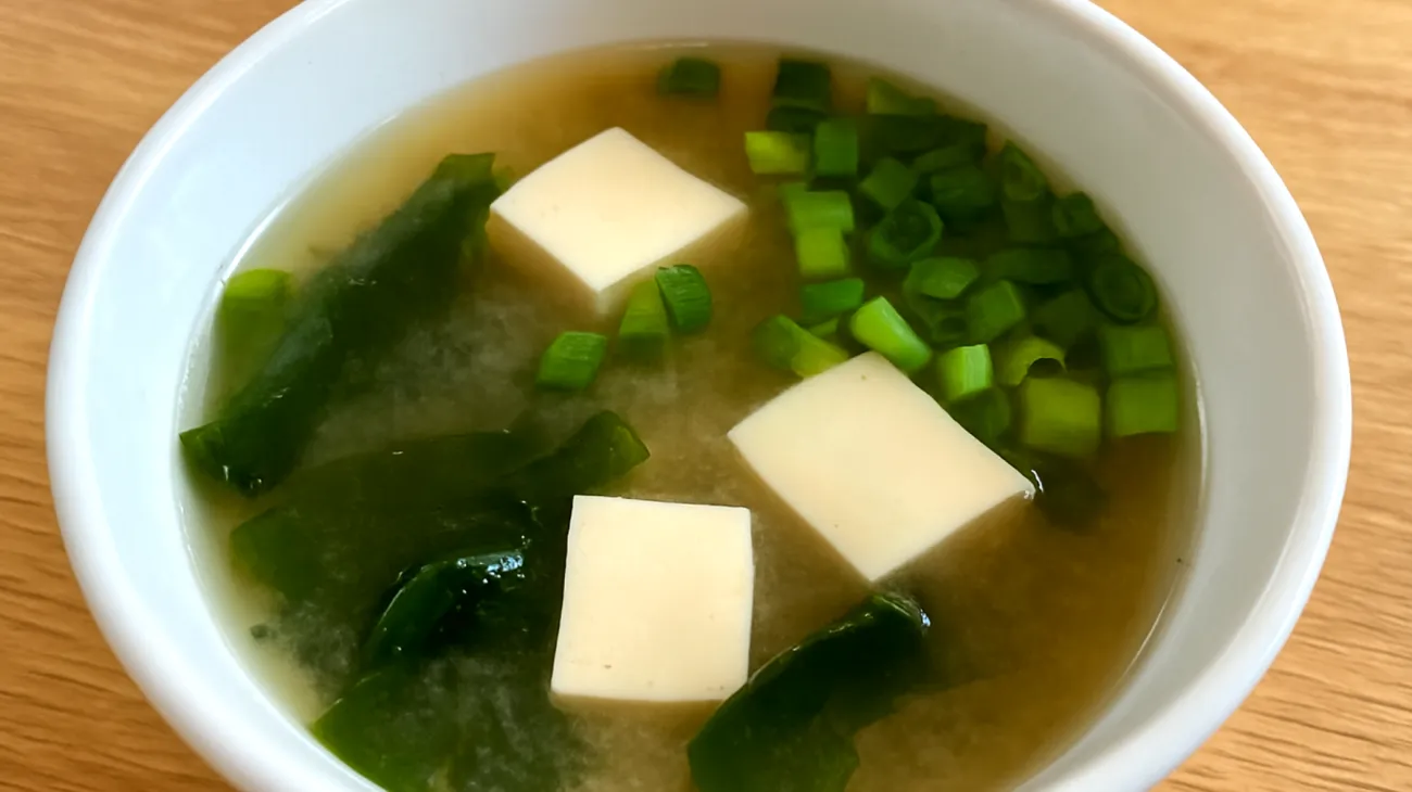 Miso-Suppe mit Wakame-Algen und Silken-Tofu"